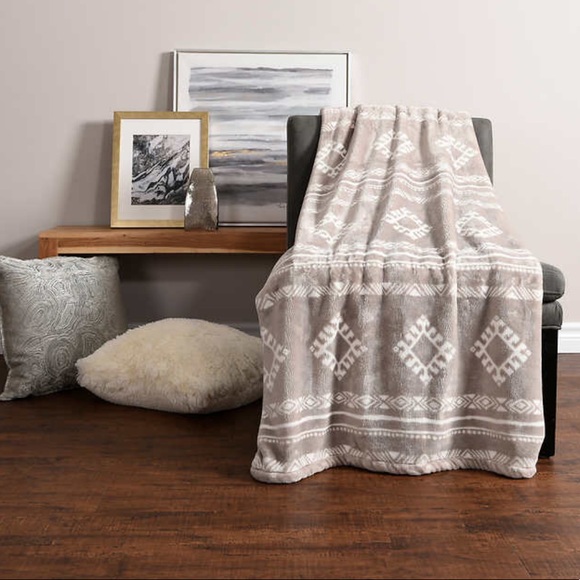 URBAN PLUSH THROW BLANKET - SAFARI BEIGE - Picture 1 of 3